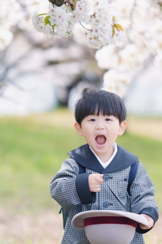 愛媛での入学・入園記念撮影｜桜の下で自然な笑顔を残すロケーションフォト