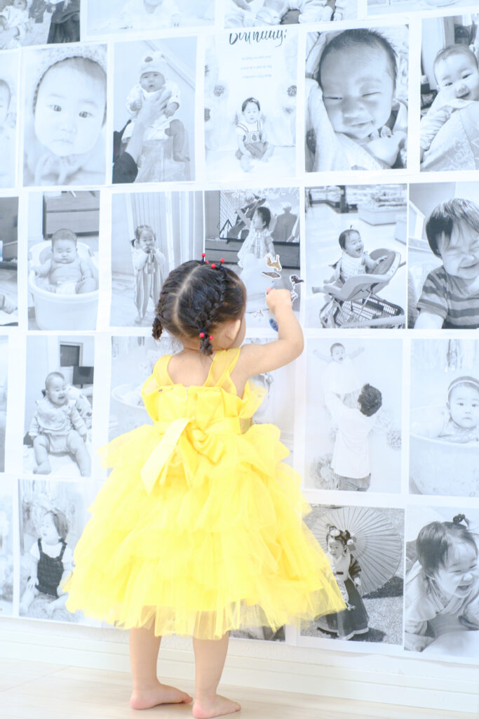 誕生日撮影｜２歳の成長をモノクロ背景で